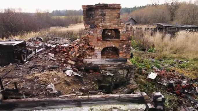 烧毁的农村房屋现场的红砖炉，鸟瞰图