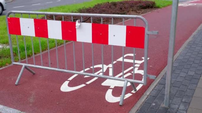 自行车道被金属红色和白色道路屏障封闭