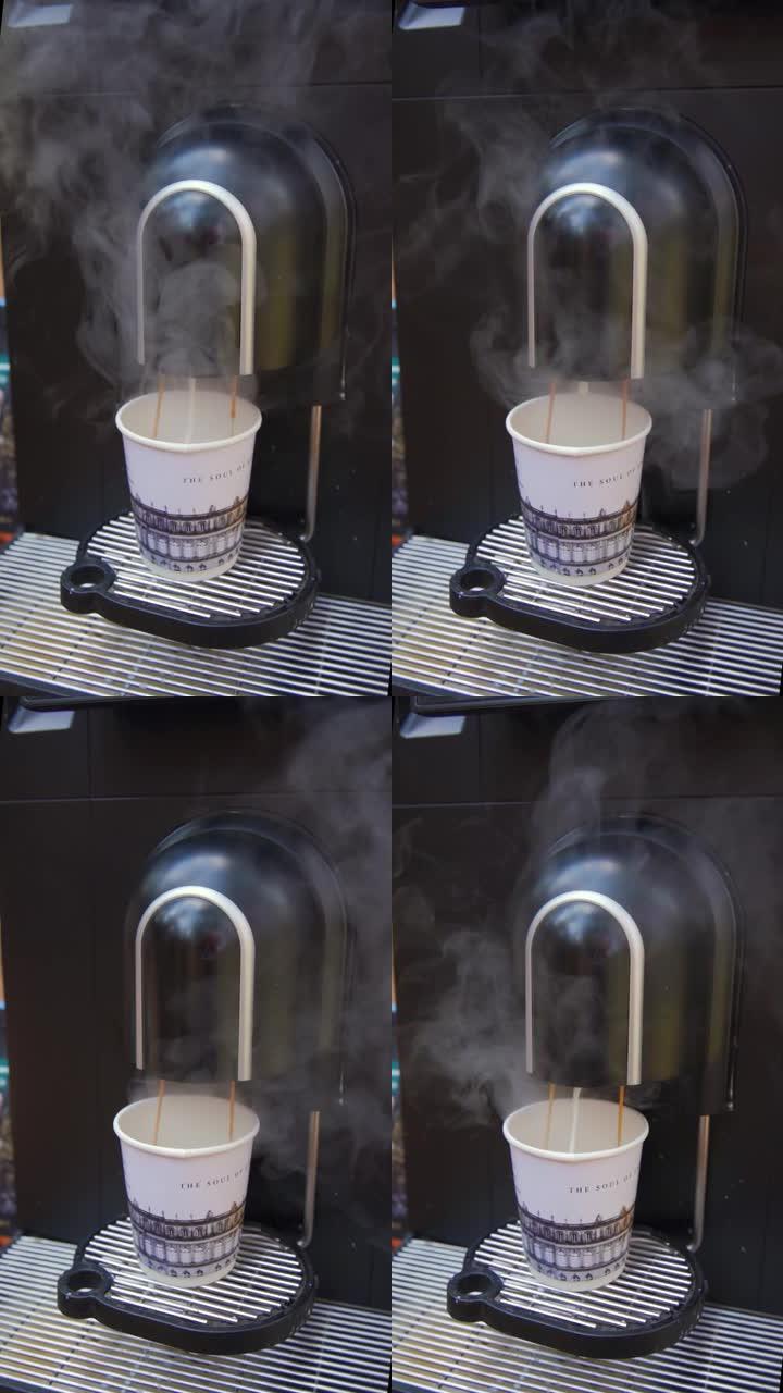 将机器中的咖啡流倒入杯中