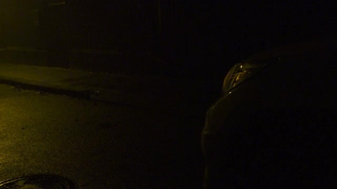 冬天晚上在fogy开车，车灯亮着。。雾中的夜城
