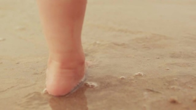 小孩子的脚在海边靠近