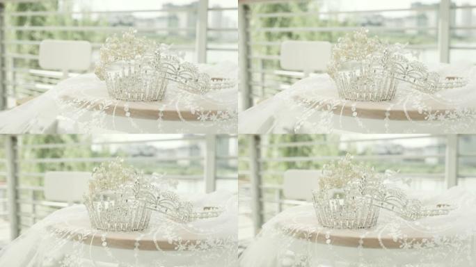户外餐桌上的钻石皇冠、婚礼配饰、新娘装饰、人造钻石、施华洛世奇