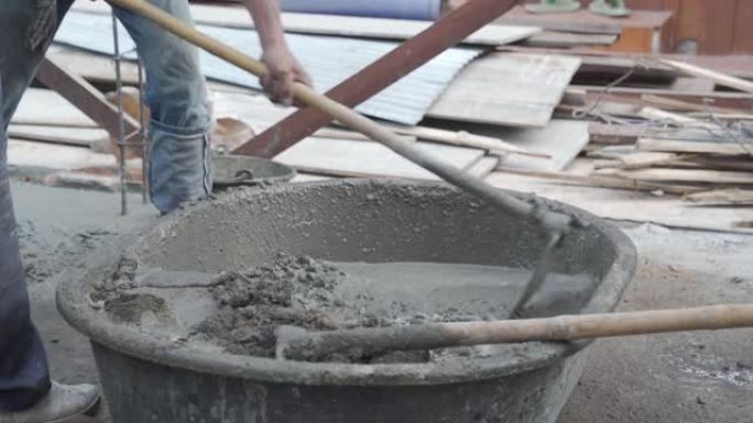 工人在施工现场搅拌和浇注水泥。