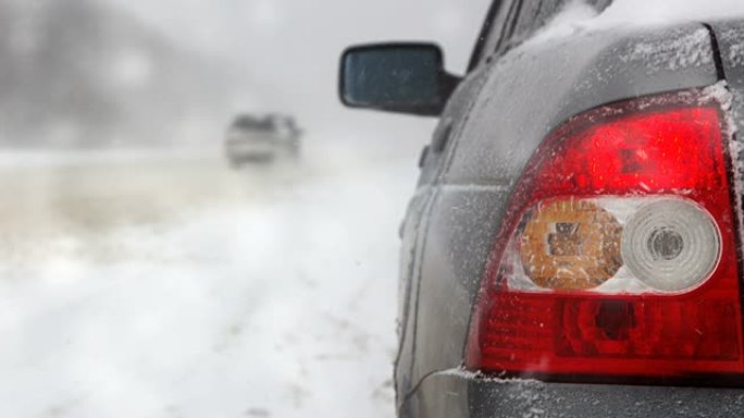 汽车在暴风雪和能见度不佳的冬季道路上行驶，报警信号