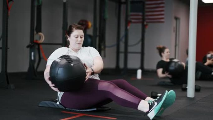 女人在健身房做腹部锻炼
