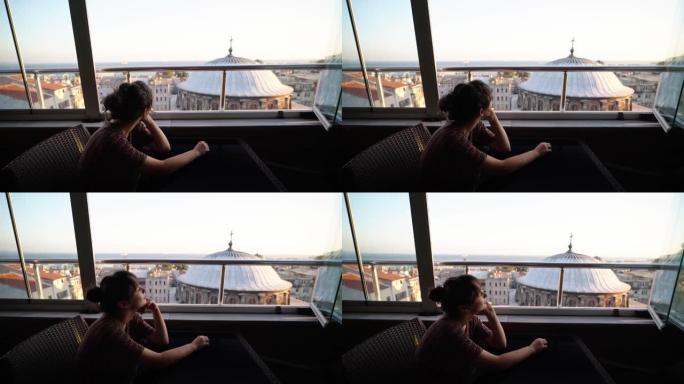 女人看着伊斯坦布尔的风景