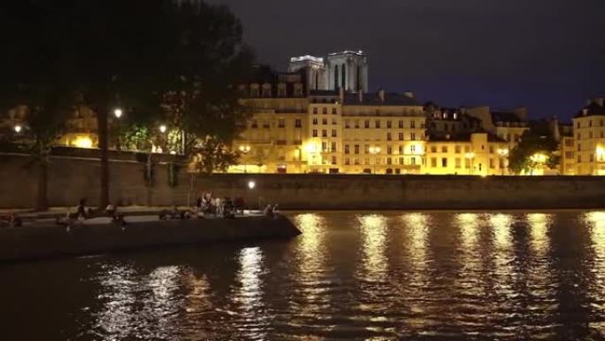 晚上的巴黎。巴黎圣母院大教堂。塞纳河上的巴黎观光旅游船。