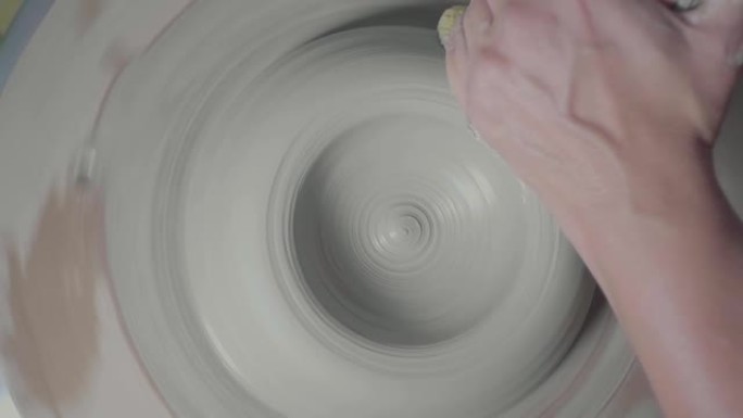 用小刀和海绵成型旋转的陶瓷板