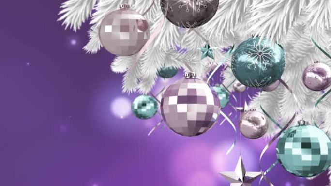 圣诞装饰品挂在圣诞树上，紫色背景上的光斑
