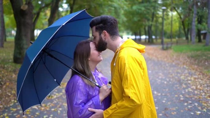 男人在雨天亲吻女友