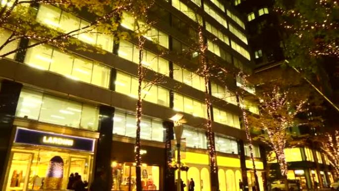 环顾圣诞灯火通明的购物街。