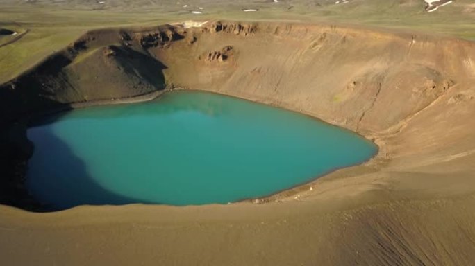 冰岛蔚蓝的小型火山Krafla湖的鸟瞰图