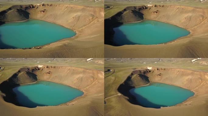 冰岛蔚蓝的小型火山Krafla湖的鸟瞰图