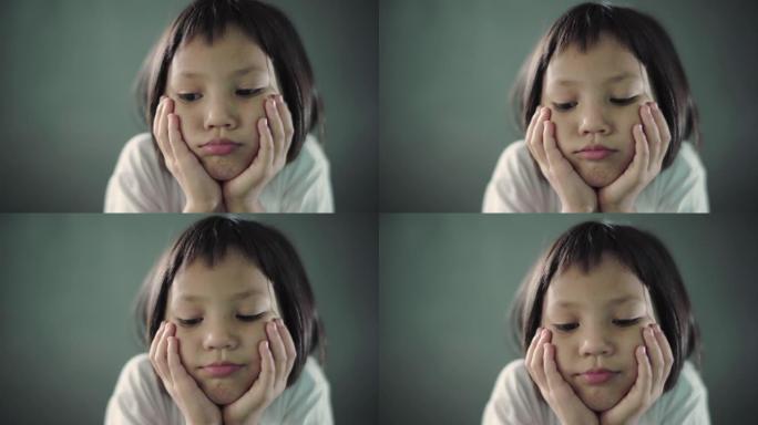 亚洲女童因与朋友的网络欺凌关系而感到悲伤和沮丧。