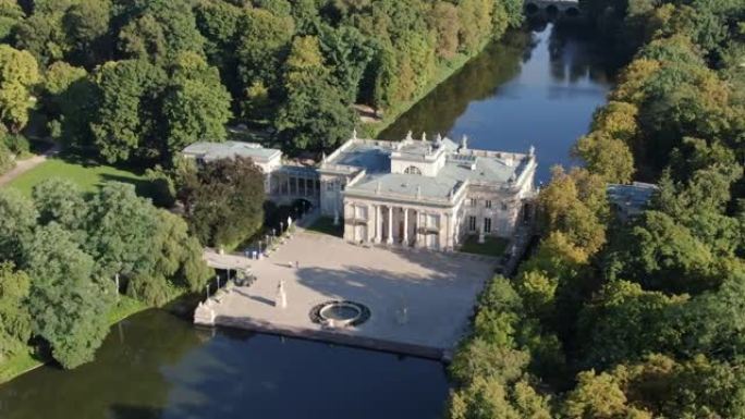 波兰华沙皇家浴场 (Lazienki公园) 水上宫殿的鸟瞰图