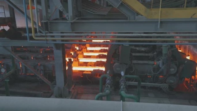 传送带上的铁水。红色热金属。冶金厂生产轧制金属