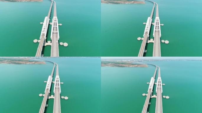 横跨刻赤海峡的克里米亚大桥鸟瞰图。射。平静的绿松石海面上令人惊叹的长弯曲桥。