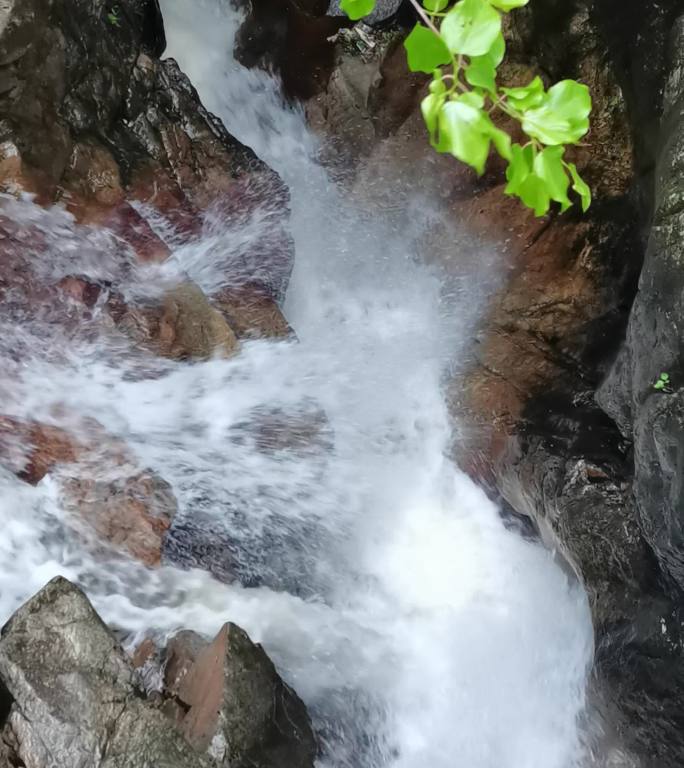 雨季山谷户外徒步探秘峡谷