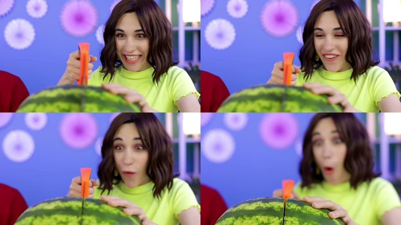 快乐女孩用锯子切一个绿色的大西瓜
