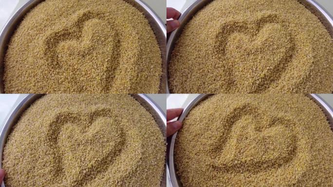 小麦制成的碾碎小麦，一碗碾碎小麦，上面有一个心形，爱碾碎小麦，