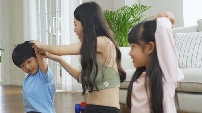 亚洲母亲与孩子一起锻炼