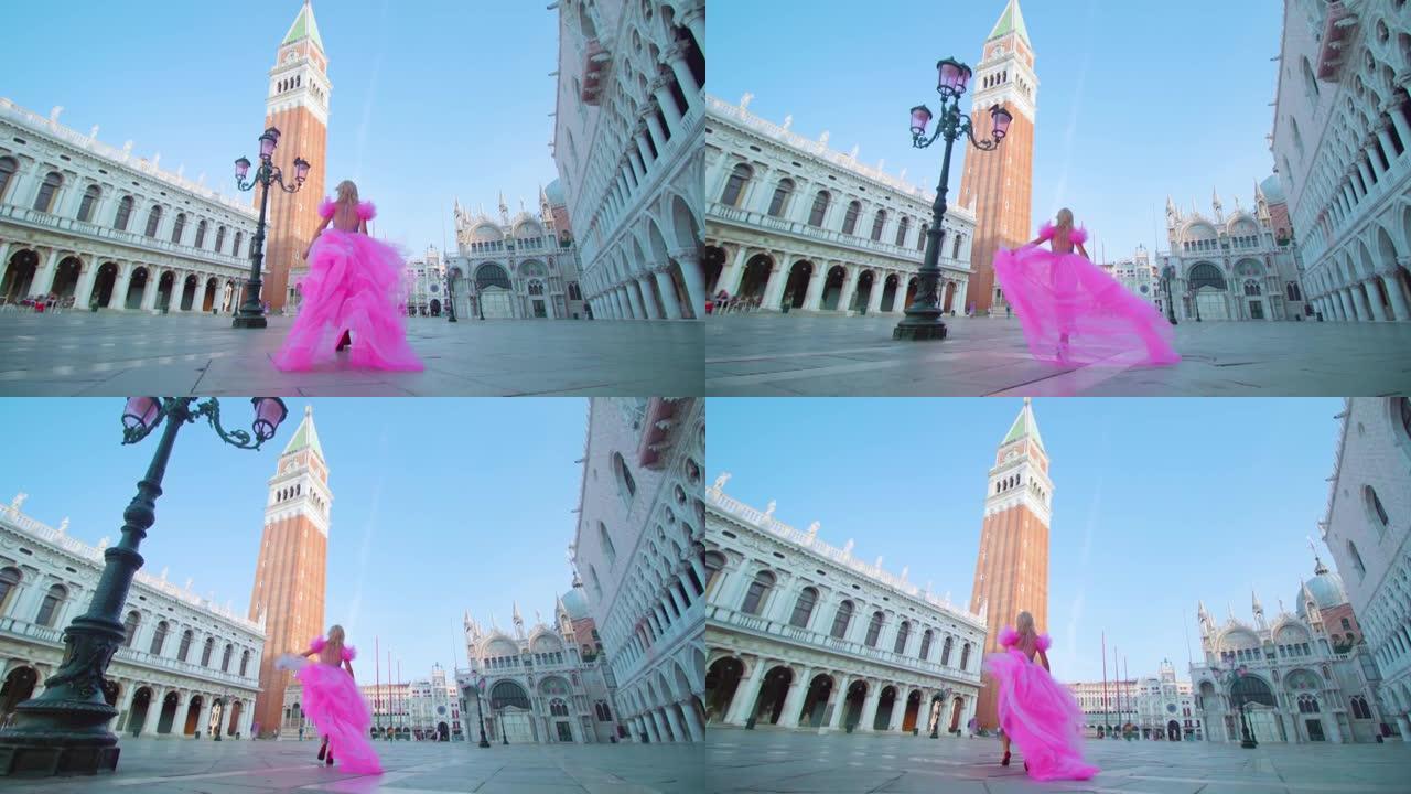 穿着粉红色连衣裙的女孩在威尼斯的圣马可广场散步