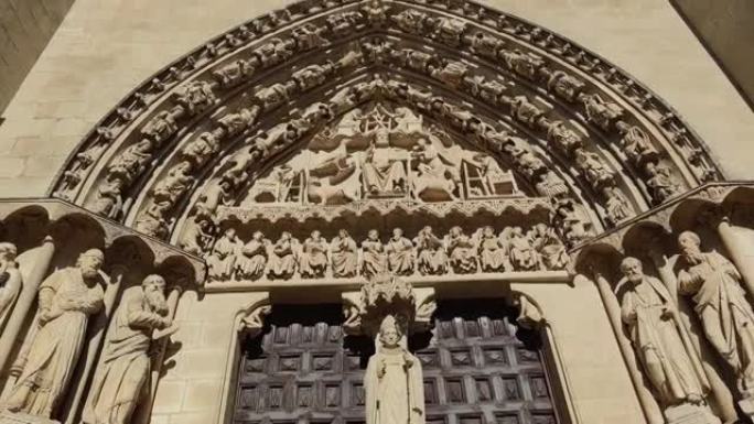 西班牙布尔戈斯哥特式大教堂的美丽而令人印象深刻的Sarmental门