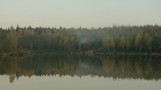 秋季露营，湖边的凉亭。