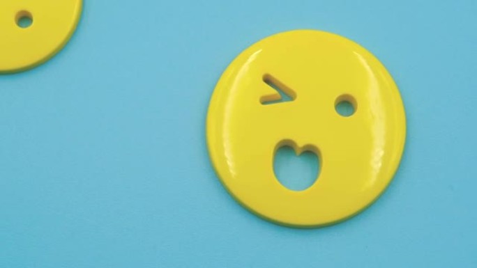 一组黄色的快乐笑脸表情符号人物，带有简单的积极心态圆圈模板，柔和的蓝色背景上的黄色图标，平滑的圆形动