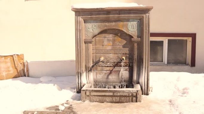 土耳其的埃尔祖鲁姆
古水源 (土耳其语: Su Kaynak)。
伊斯兰古建筑，冬季寒冷天气-50摄