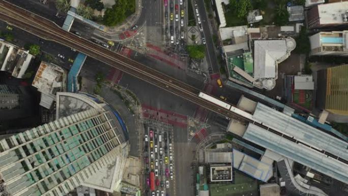曼谷市中心Asoke交叉路口或与汽车交通交汇处鸟瞰图的时间流逝。泰国。智慧城市中的金融区与科技理念