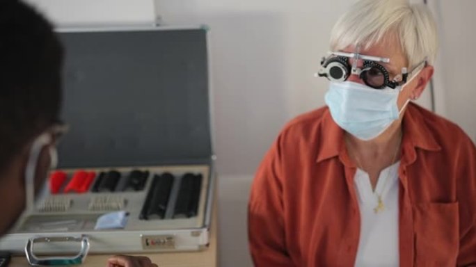 在医疗诊所接受特殊眼科眼镜视力检查的高级妇女