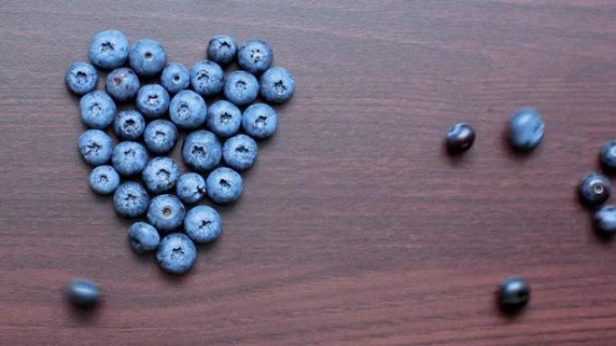 浆果朝着蓝莓的心滚动