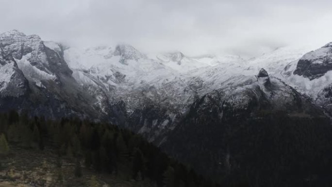 南蒂罗尔阿尔卑斯山的Rieserferner山群上的第一场雪