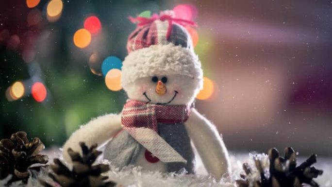 雪落在雪人和松果上的动画