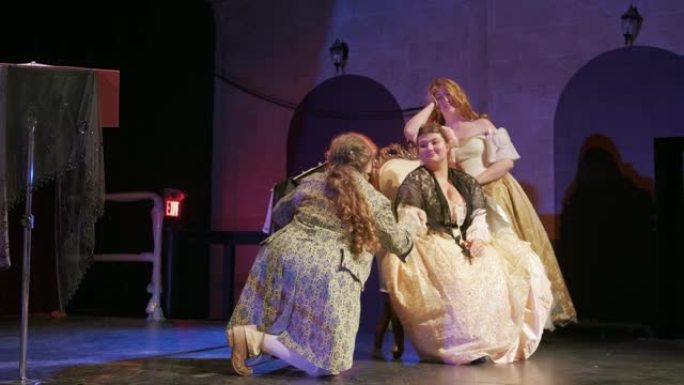 戏剧舞台上穿着古装的三位女演员