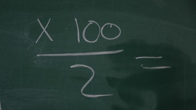 一个老师在黑板上写各种数学公式的特写。
