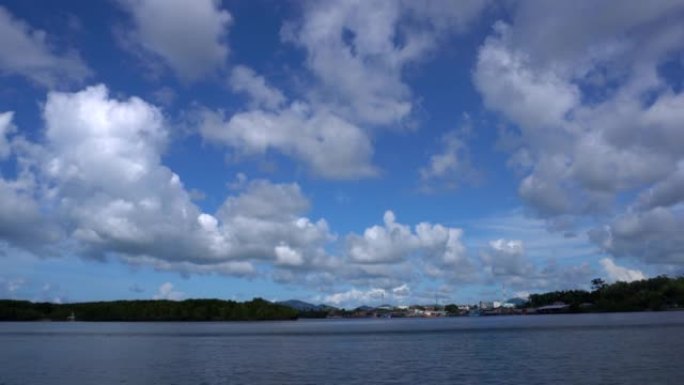 皮皮岛 (Phi Phi island) 从远处乘船一日游阳光明媚的热带海洋