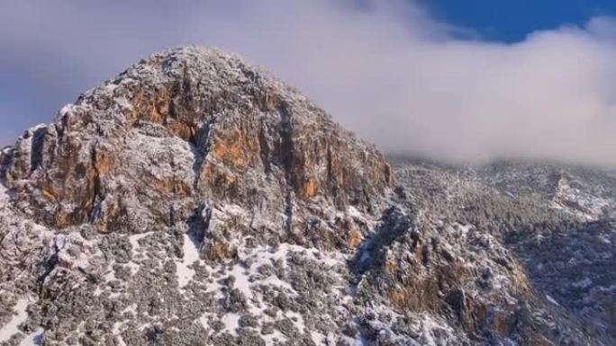 冬天陡峭的山雪山陡峭大山