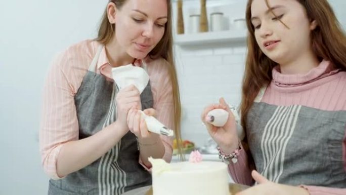 女人和女孩一起准备面包店和蛋糕。