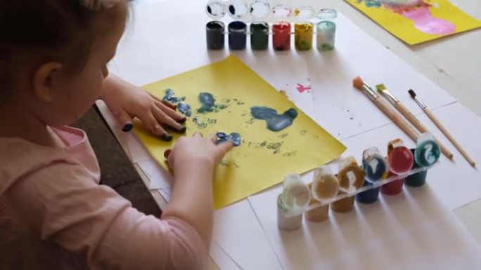 儿童用手指绘画。用指画绘画的想法。儿童发展。快乐童年的概念