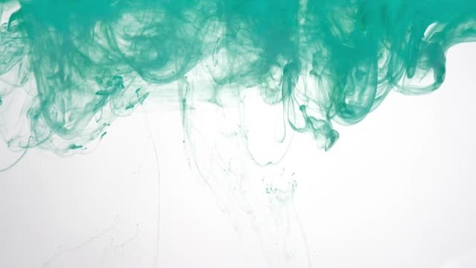 白色背景上的薄荷绿色水彩墨水在水中。美丽的抽象背景。