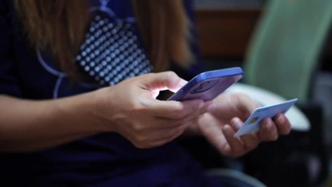 一名妇女使用智能手机登录以在线验证其身份。