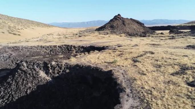 在偏远的中西部平原中部露营，毗邻火山国家森林