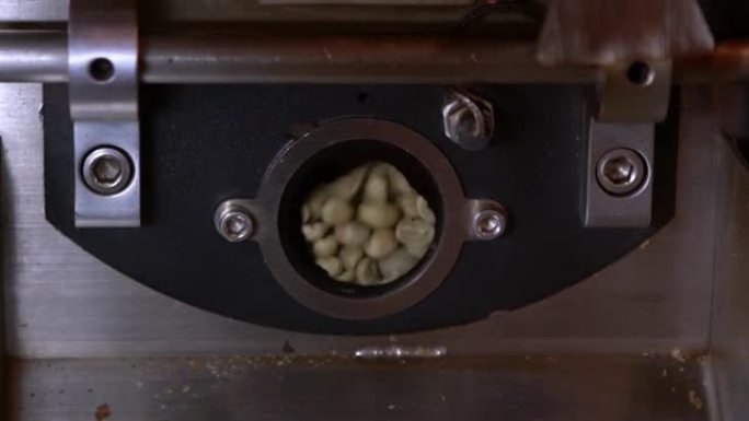咖啡豆在烘焙厂加工。工业电动冷却托盘