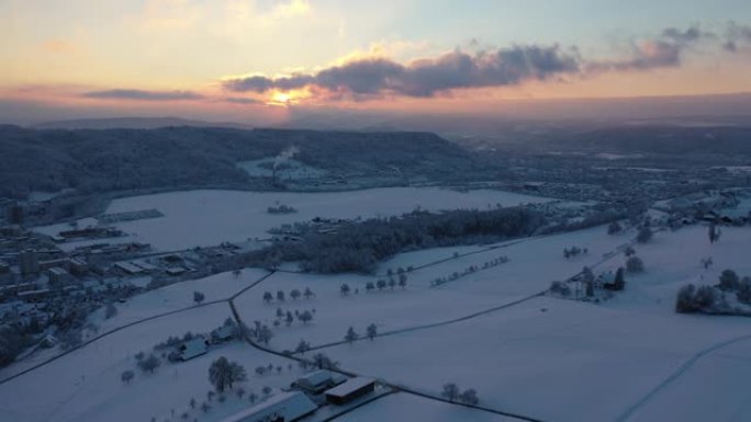 瑞士阿尔卑斯山美丽的冬季仙境的惊人镜头。在阿尔高州，一架无人驾驶飞机飞越白雪覆盖的风景，飞行非常棒。