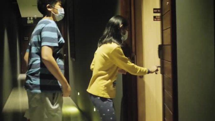 亚洲女孩使用卡钥匙打开酒店的房间，生活方式理念。