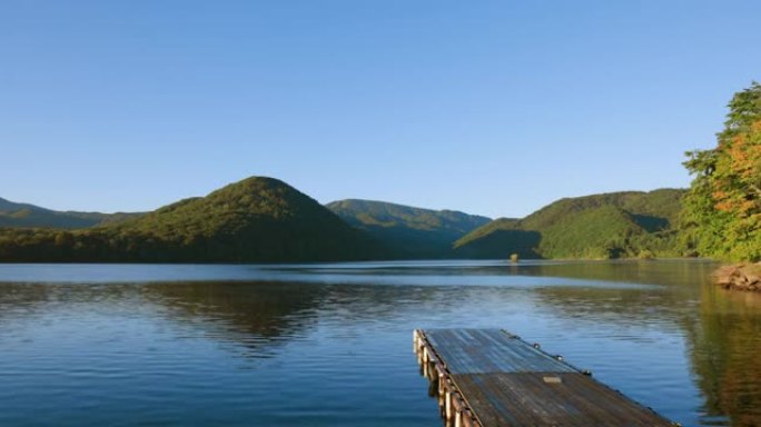 平静的波浪湖和万代山