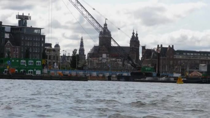 在阿姆斯特丹乘船