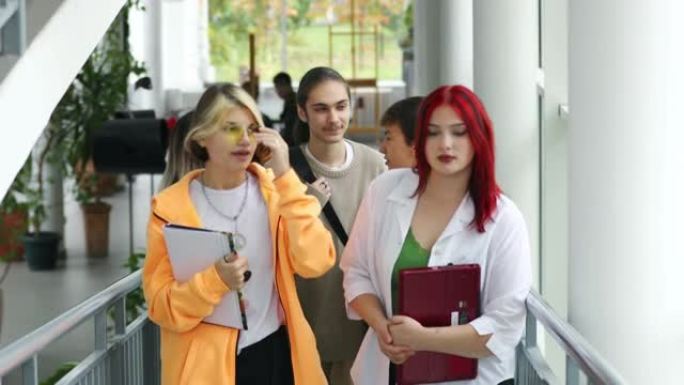 高中生走过走廊高中学生准备考试外国人青少